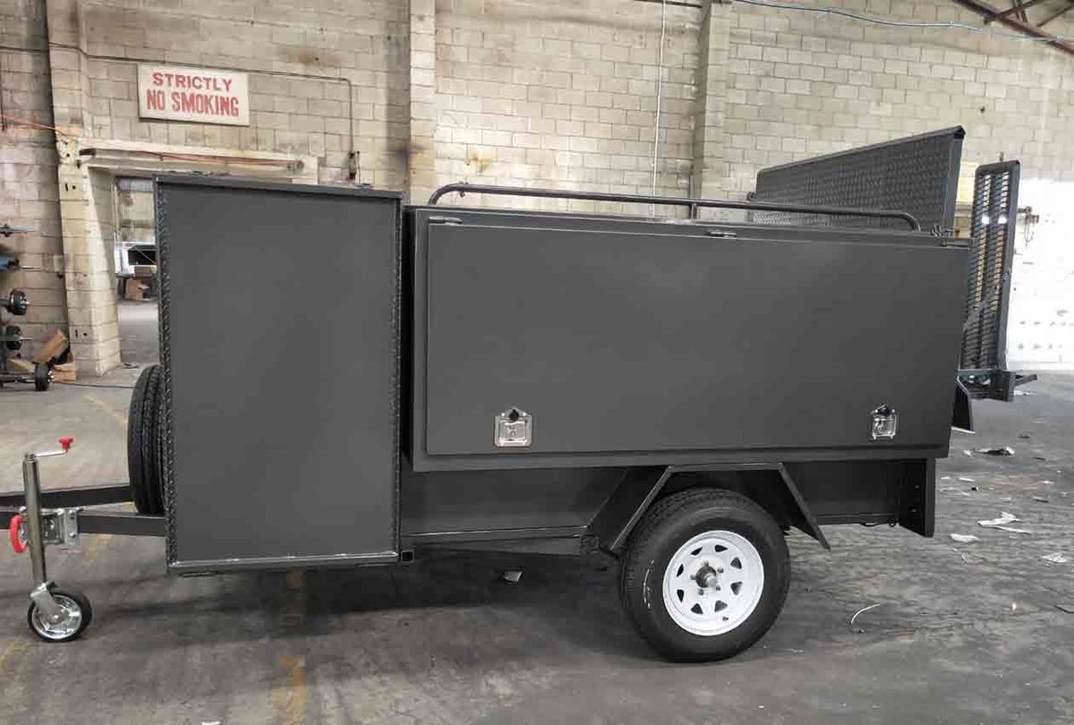 Contractor Lawn Mower Trailer - Trimmer & Box Detail